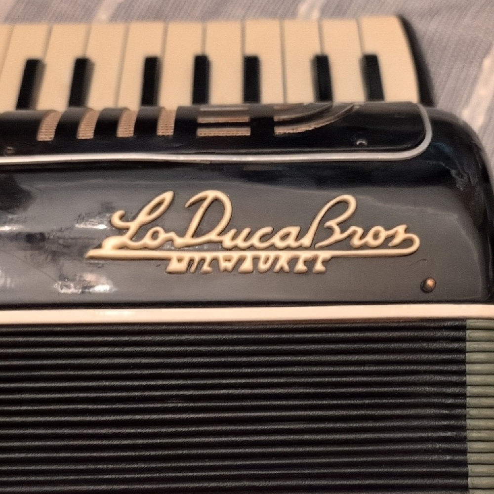 Black and White Portable Audio Device - Picture 4 of 7